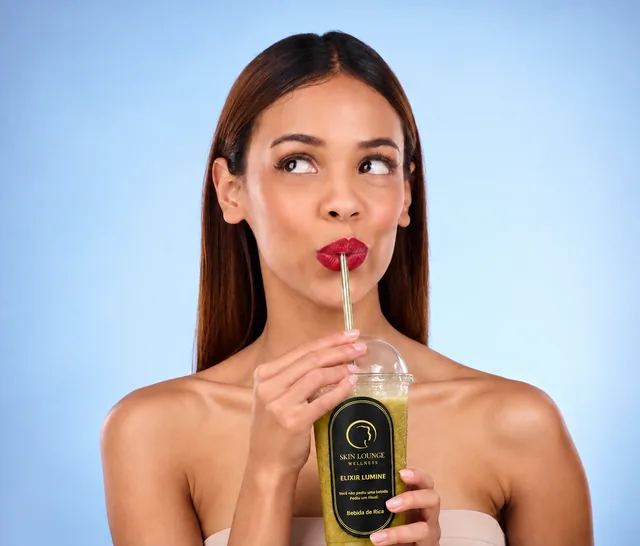 Elixir Lumine — beauty drink exclusivo Skin Lounge com colágeno em copo personalizado Bebida de Rica