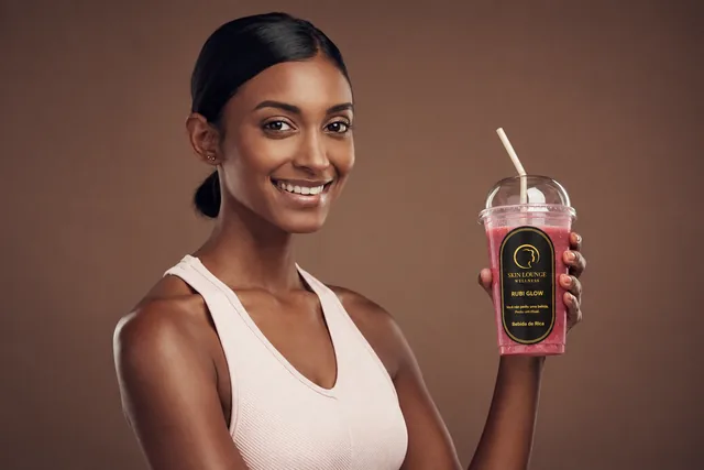 Smoothie Ruby Glow com framboesas, hibisco e chia em copo personalizado — bebida funcional para viço e luminosidade da pele